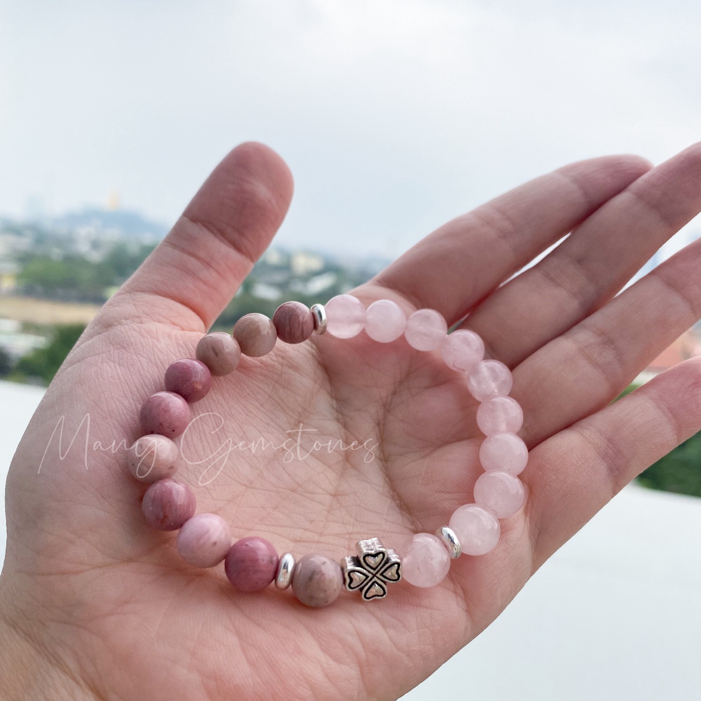 สร้อยข้อมือหินโทนชมพูบนมือ